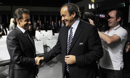 Michel Platini serre la main de Nicolas Sarkozy (à gauche) en 2010.
