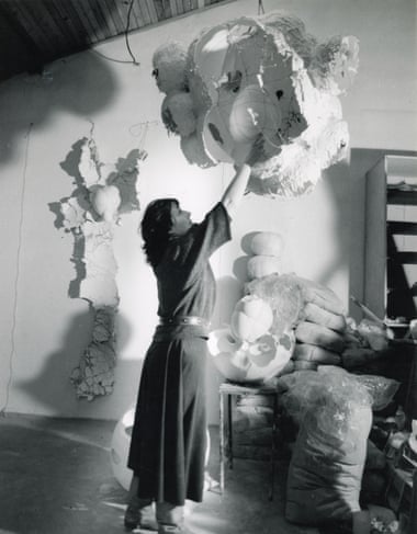 Maria Bartuszová dans son atelier avec des sculptures, Košice, Slovaquie 1987, imprimé en 2022. Reproduit à partir des archives de Maria Bartuszová, Košice