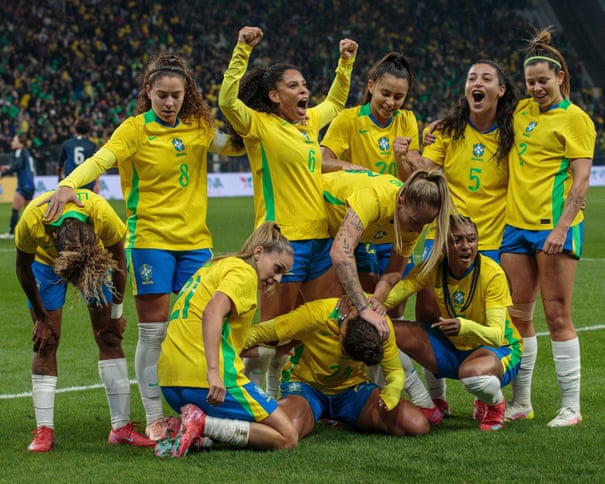 Jogadoras da seleção brasileira em campo durante um amistoso.