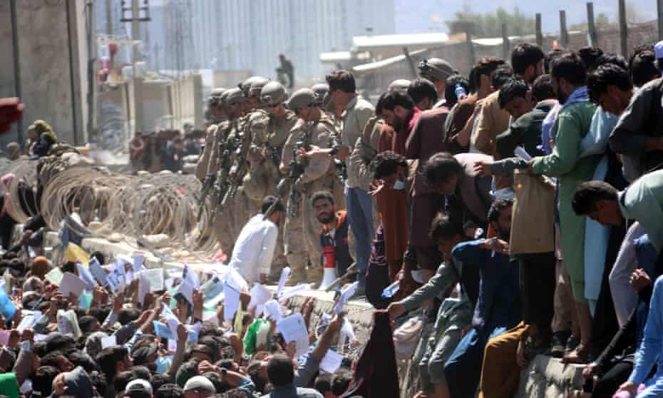 Crowd at Kabul airport in August