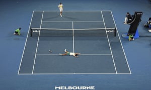 Le Serbe Novak Djokovic est allongé sur le terrain alors qu’il célèbre après avoir battu le Russe Daniil Medvedev lors de la finale du simple masculin au championnat de tennis de l’Open d’Australie à Melbourne en février.