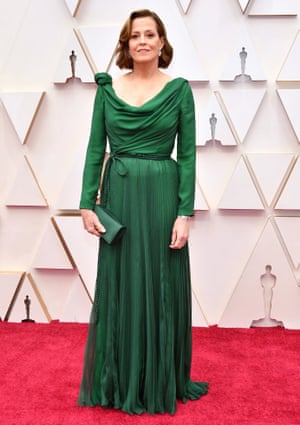 Sigourney Weaver looks classic in emerald Dior. We’re loving the rope belt feature and the tiny clutch bag possibly containing the secrets for Avatar 2, Avatar 3 and Avatar 4.