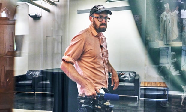 جون ويلسون ، الكاميرا في يده ، يبحث عن نزوة مدينة نيويورك وروح الدعابة.