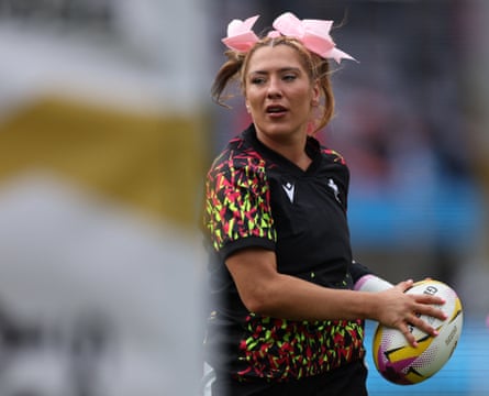 The rugby player Georgia Evans wearing a pink bow