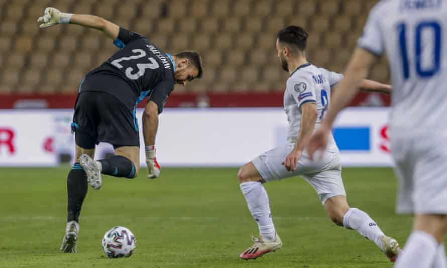 Unai Simón loses possession to Besar Halimi, who went on to score for Kosovo.