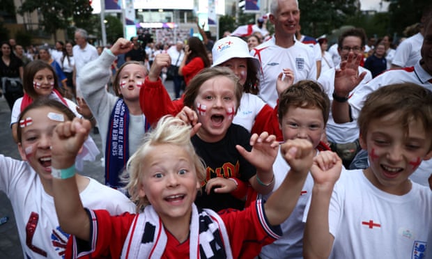 De jeunes fans enthousiastes avant la finale de l'Euro féminin 2022 à Wembley.