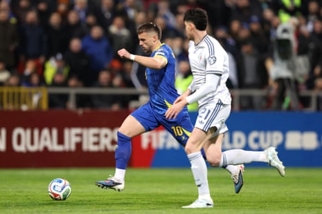 एलेसेंड्रो बैस्टोनी के साथ एक्शन में एर्मेडिन डेमिरोविक।