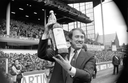Howard Kendall lifts a manager of the year prize at Everton in 1985.