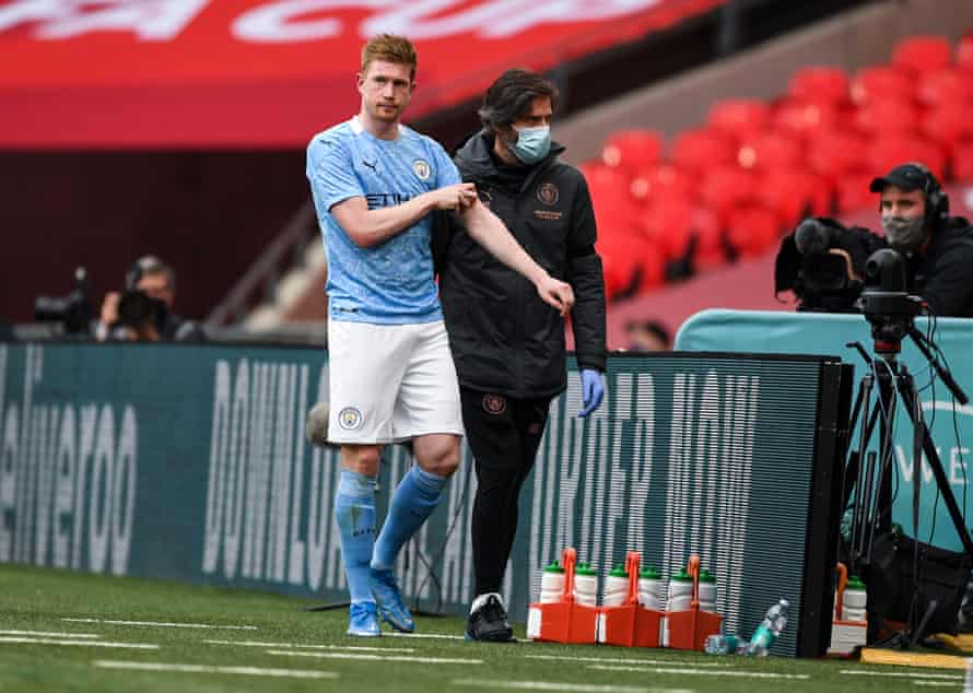 Kevin De Bruyne trudges towards the Manchester City bench.