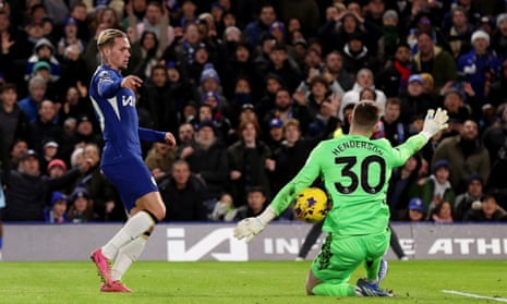 Chelsea's Mykhailo Mudryk is denied by Crystal Palace's keeper Dean Henderson.