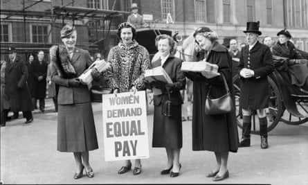 Barbara Castle (troisième à partir de la droite) fait campagne pour l'égalité de rémunération en 1954.