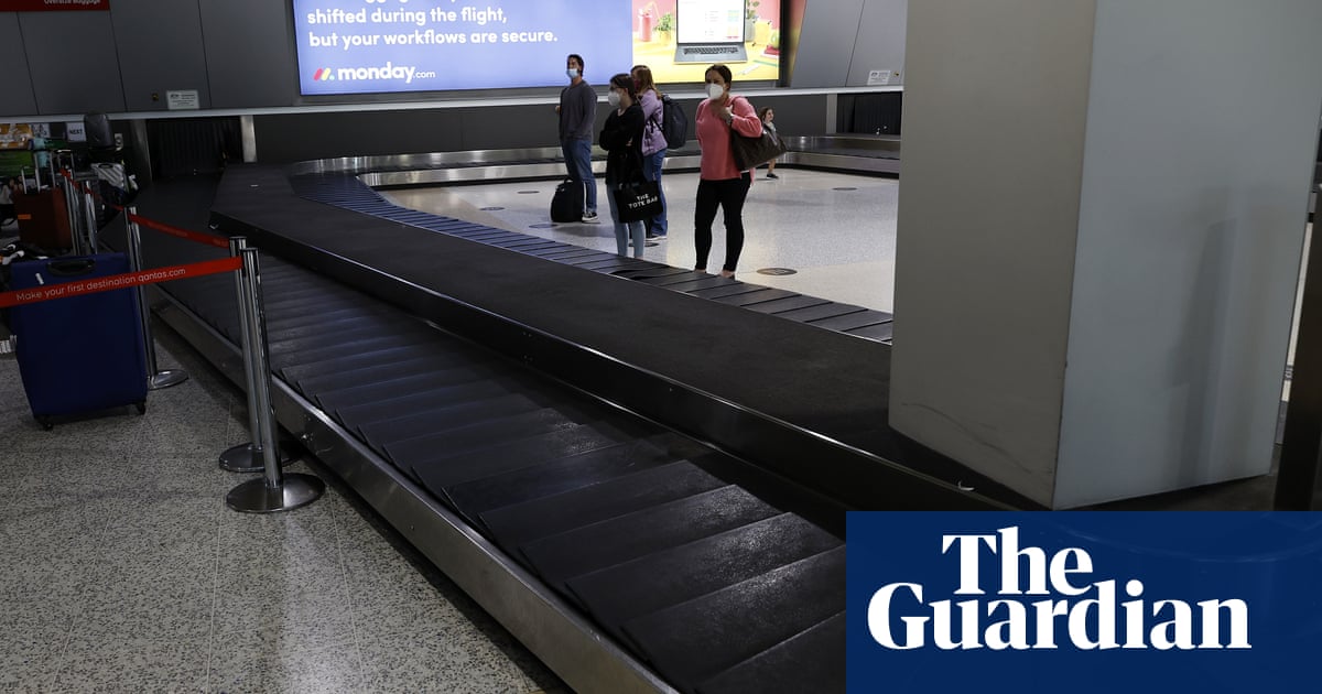 Bumpy start to holidays for travellers as Qantas staff shortage leads to luggage lag