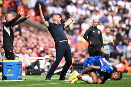 Arne Slot appeals for a decision on the sidelines.
