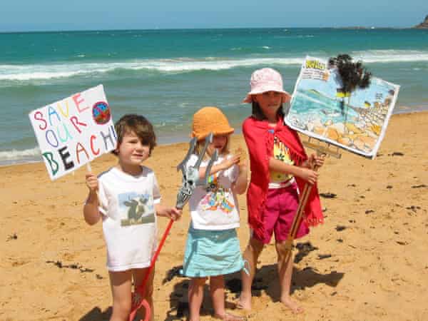 Kids at the Collaroy Narrabeen ‘No to Seawall’ protest in 2002