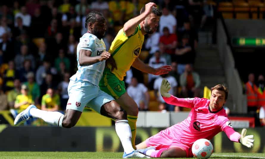 West Ham’s Michail Antonio beats the Norwich goalkeeper Tim Krul to score his side’s second goal.