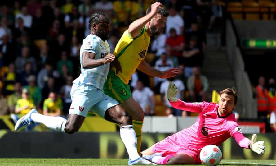 Saïd Benrahma doubles up as West Ham bounce back to thrash Norwich | Premier League 2 West Ham’s Michail Antonio beats the Norwich goalkeeper Tim Krul to score his side’s second goal.