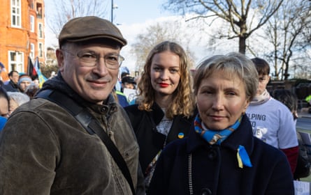Mikhail Khodorkovsky, Ksenia Maximova et Marina Litvinenko devant l'ambassade de Russie.