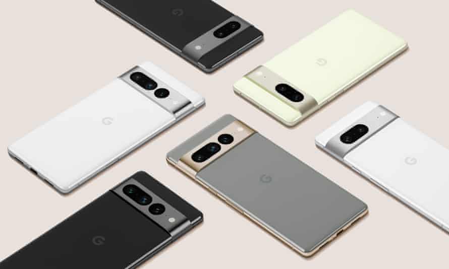 Group shot showing different colored wallpaper for Pixel 7 and Pixel 7 Pro smartphones