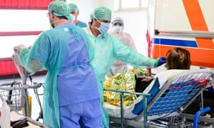 Gli operatori sanitari curano un paziente nell'ospedale Poliambulanza di Brescia in Lombardia, Italia