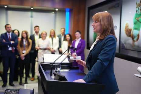 लंदन स्टॉक एक्सचेंज में राजकोष की चांसलर राचेल रीव्स ने ब्रितानियों को निवेश दिलाने के लिए एक नया अभियान शुरू किया