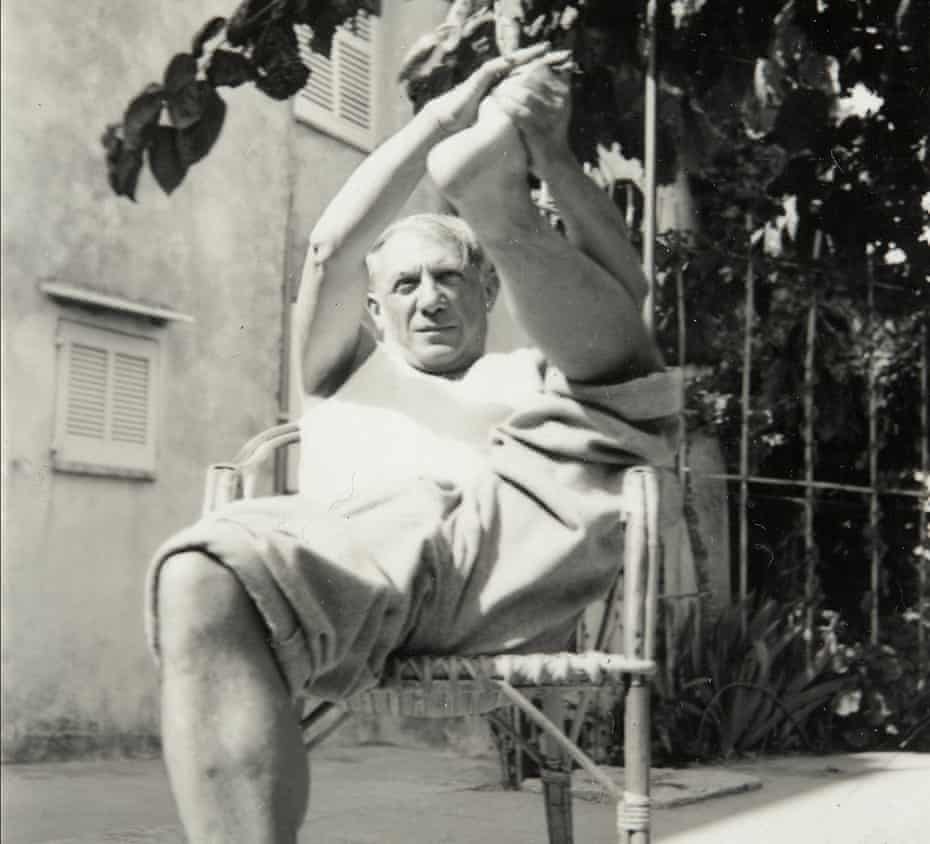 Ο Πικάσο χαλαρώνει σε μια καρέκλα κήπου σε αυτό το οικείο στιγμιότυπο από την αγαπημένη του Ντόρα Μάαρ.