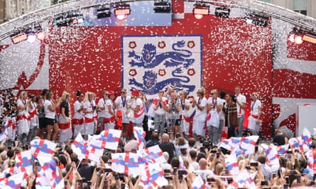 England’s players celebrate during a victory party in Trafalgar Square in central London on 1 August 2022.