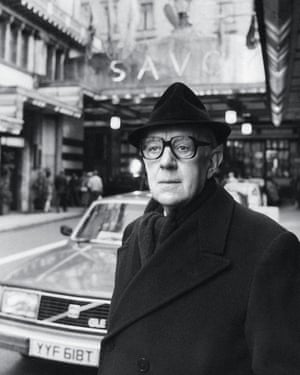 Alec Guinness as John Le Carey spy George Smiley.