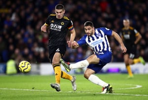 Maupay ghi bàn gỡ hòa cho Brighton.