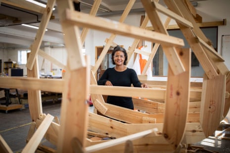 Obioma Oji dans l'atelier de la Lyme Regis Boat Building Academy