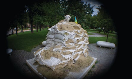 Sandbagged statue