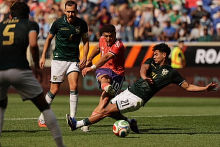 Scotland’s Ché Adams scores his 2nd extremity past Yomar Rocha of Bolivia successful New Jersey