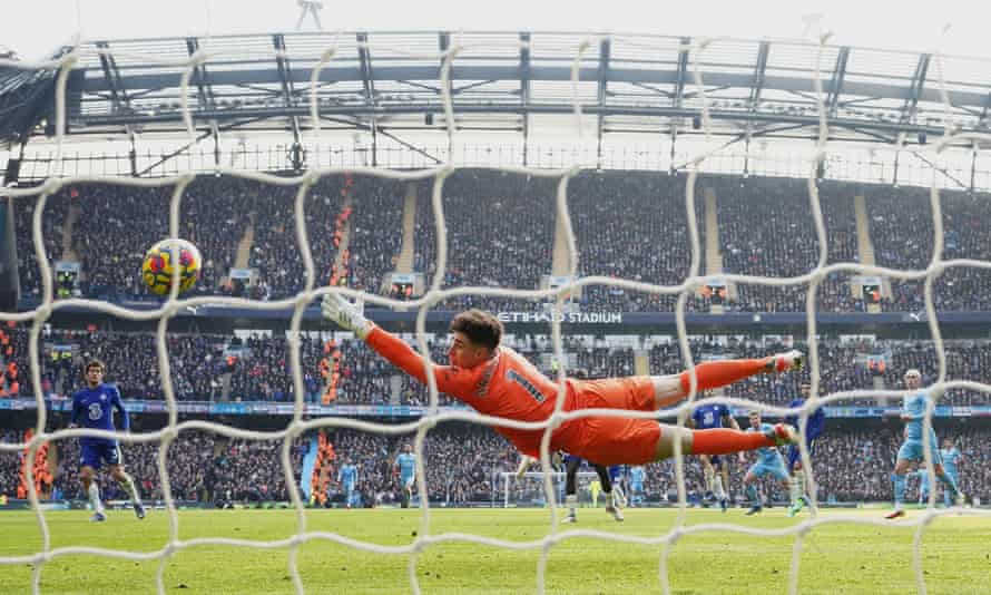 Kevin De Bruyne’s shot flies past Kepa Arrizabalaga in the Chelsea goal.