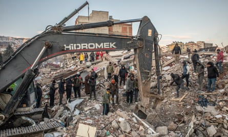Clearing rubble in Kahramanmaraş