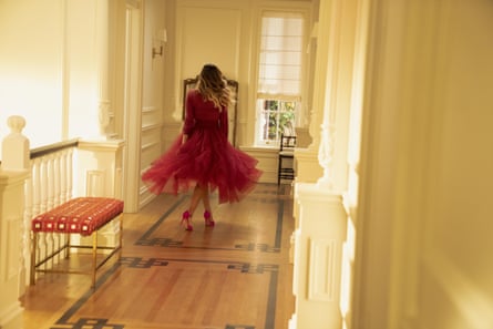 My first, my last, my everything … Carrie Bradshaw dances on her own at home in And Just Like That.