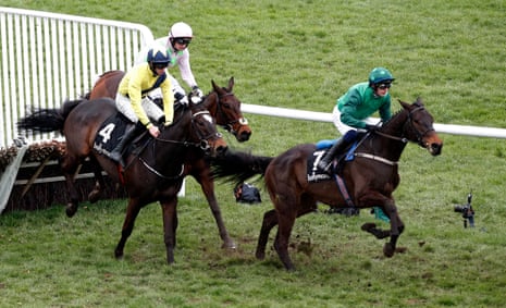 Impaire Et Passe ridden by Paul Townend and Good Land ridden by Michael O’Sullivan in the Ballymore Novices’ Hurdle.