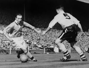 Stanley Matthews de Blackpool (izquierda) regatea a Malcolm Barrass de Bolton durante la final de la Copa FA de 1953.