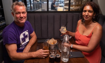 تناول الطعام عبر الجدران توبي ومنى على طاولة المطعم