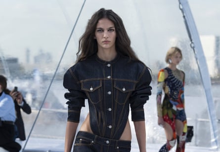 Le retour du pantalon taille ultra basse chez Alexander McQueen à Londres.