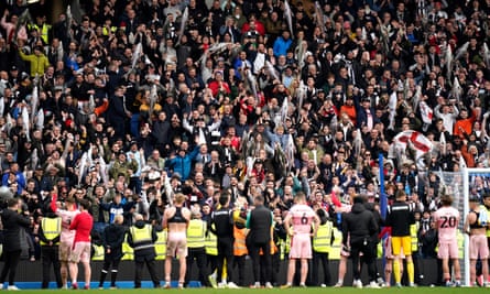 Les joueurs et le personnel de Grimsby saluent leurs fans à la fin du match.