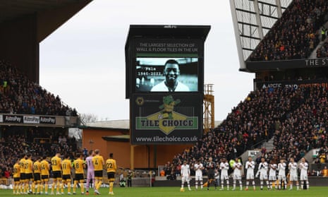 Players and officials observe a minute's applause to honour Brazilian football legend Pele.