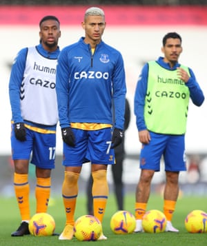Iwobi, Richarlison and Allan warm up with the new winter footballs