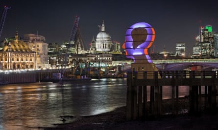 Head Above Water lit up at night. Its palette changed according to the dominant temper of the texts it received from passersby on the South Bank.