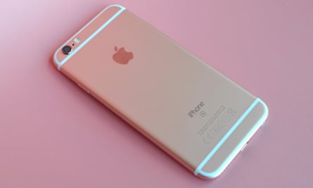 Weggelaten pastel Zakje iPhone 6S review: a very good phone ruined by rubbish battery life | Apple  | The Guardian