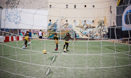 ‘It’s not just in football’: young players’ families on racism in Spain | Spain 5 The Dragones de Lavapiés try to defend and promote diversity.