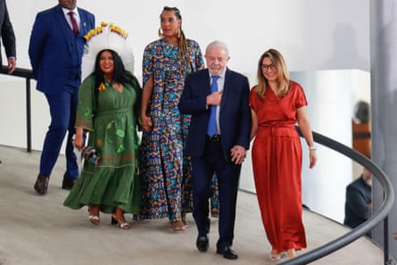 La nueva ministra de Pueblos Indígenas de Brasil, Sonia Guajajara, la nueva ministra de Igualdad Racial, Anielle Franco, el presidente Luiz Inácio Lula da Silva y su esposa, Rosangela 'Janja' da Silva, llegan al Palacio Planalto para la ceremonia de juramento de Guajajara en Brasilia el 11 de enero. .