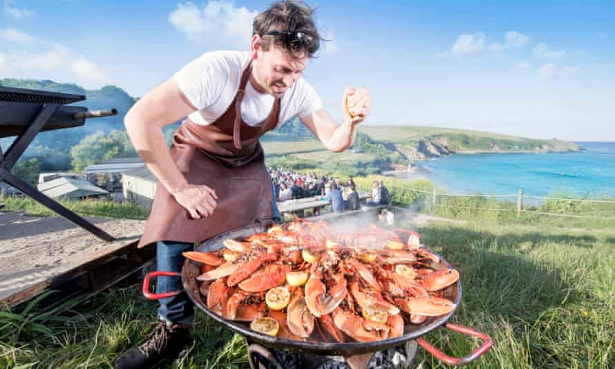 Simon Stallard, preparando langostas en Hidden Hut en la playa de Portcurnick