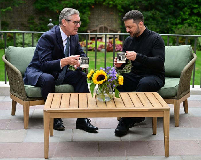 Starmer and Zelenskyy Optimistic About Peace Prospects Ahead of Trump-Putin Summit
