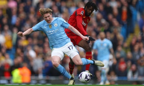 Wolverhampton Wanderers' Boubacar Traore tussles with Manchester City's Kevin De Bruyne.