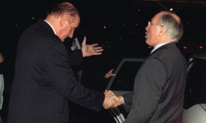 Tim Fischer says goodbye to John Howard at Sydney airport after handing the PM his resignation, 18 July 1999