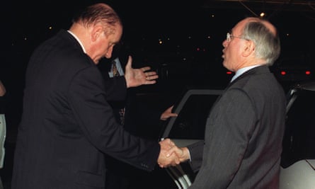 Tim Fischer says goodbye to John Howard at Sydney airport after handing the PM his resignation, 18 July 1999